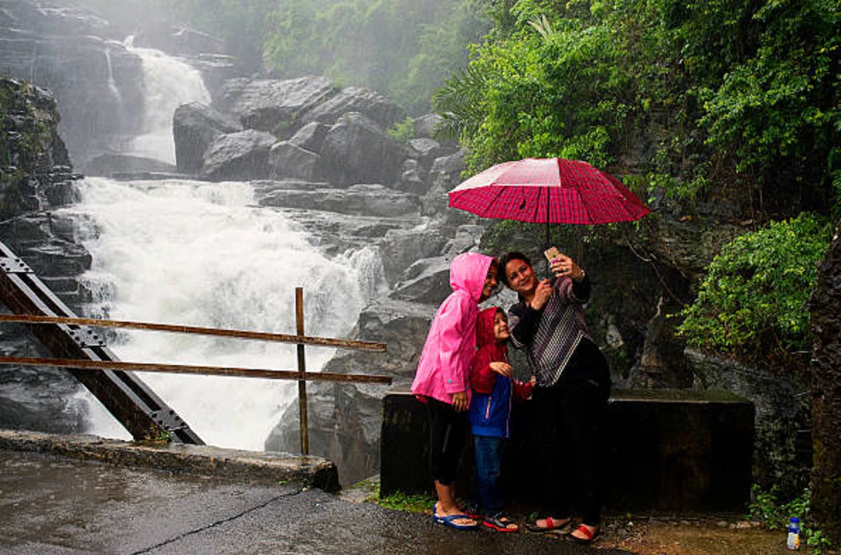 Monsoon Destinations: बारिश में और खूबसूरत हो जाती हैं भारत की ये 10 जगहें, दोस्तों संग जाएं घूमने 